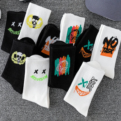 Chaussettes graffiti unisexe portées avec sneakers – style urbain décalé – Get ta chaussette