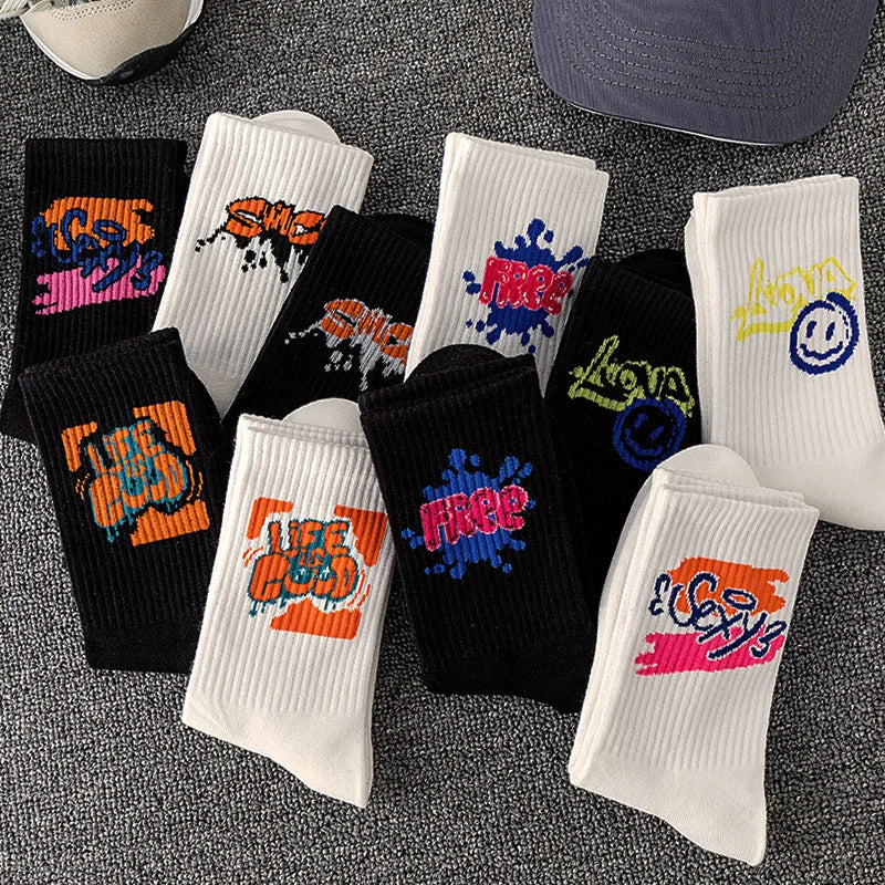 Chaussettes streetwear graffiti – motif smile et messages typographiés colorés – Get ta chaussette