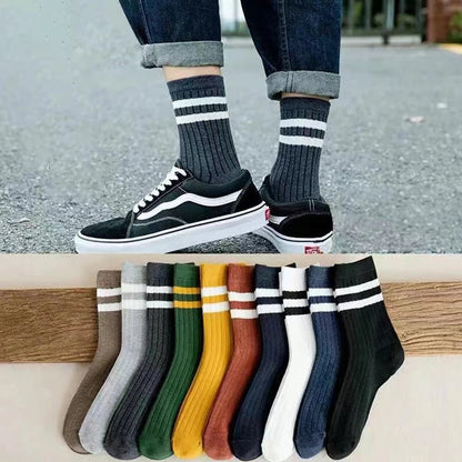 Chaussettes rayées Harajuku homme portées avec des Vans – motif 2 bandes – Get ta chaussette