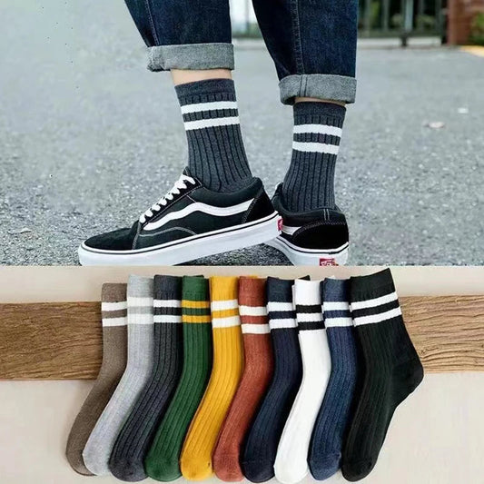 Chaussettes rayées Harajuku homme portées avec des Vans – motif 2 bandes – Get ta chaussette