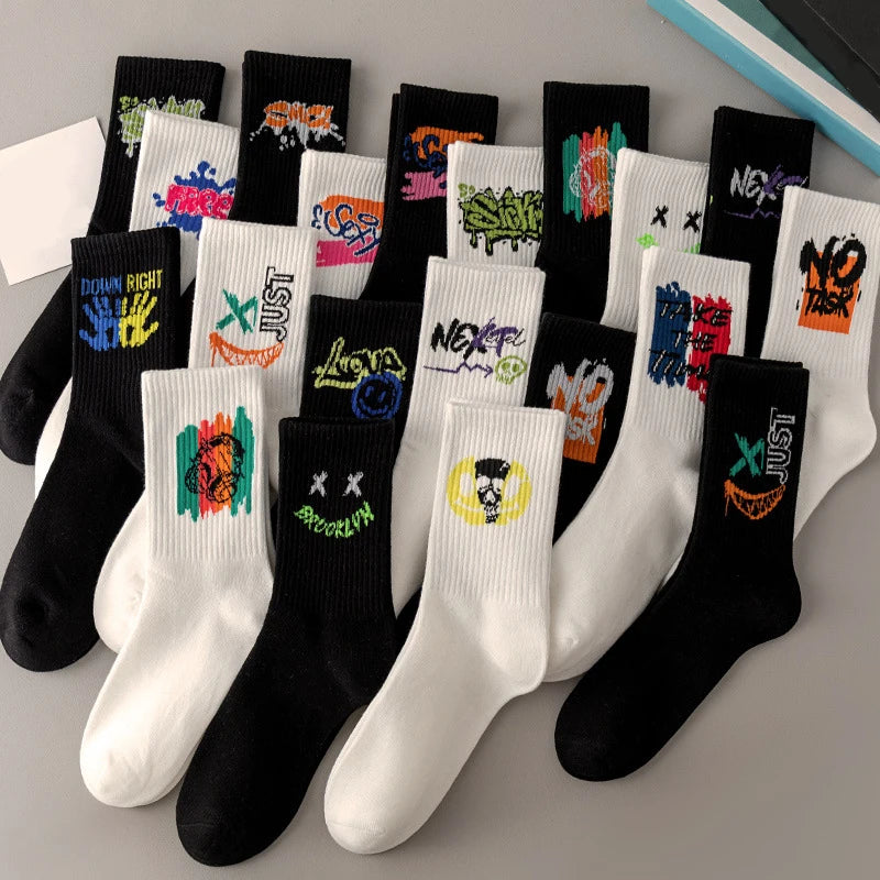 Chaussettes graffiti streetwear – lot noir et blanc avec motifs colorés étalés – Get ta chaussette
