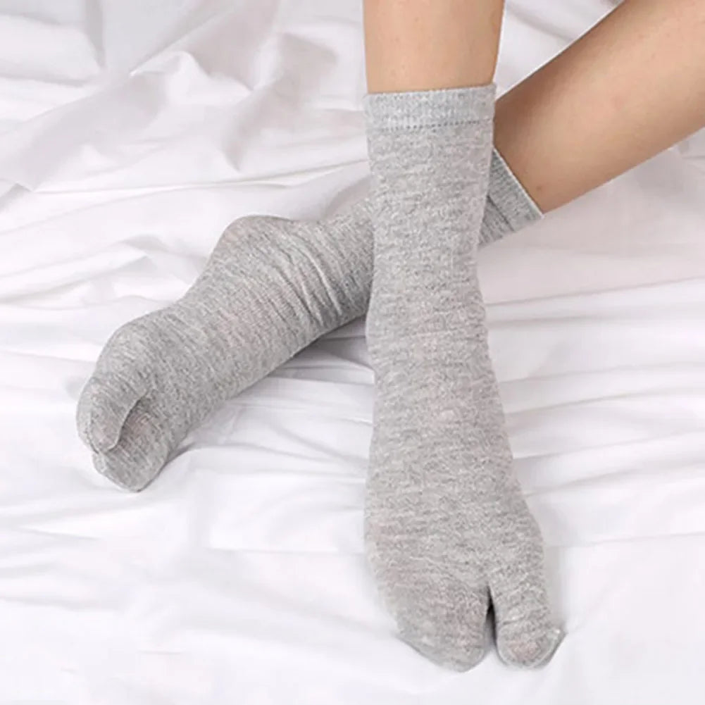 Chaussettes tabi portées avec sandales – vue de face doigt séparé – Get ta chaussette