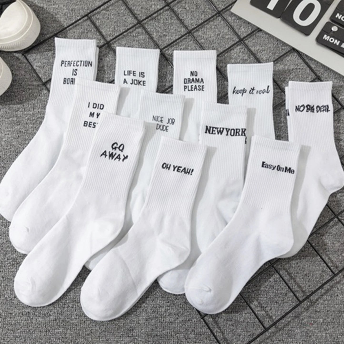 Chaussettes jacquard lettres streetwear – textes anglais sur fond blanc – Get ta chaussette