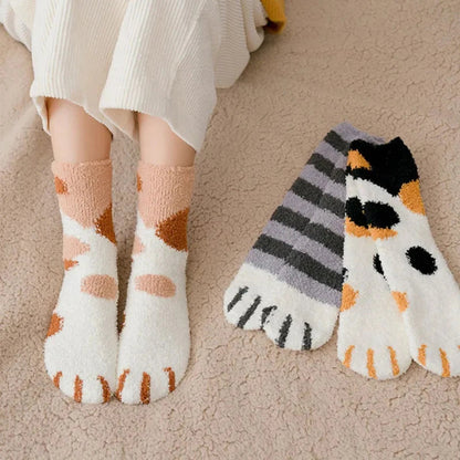 Chaussettes moelleuses patte de chat – motif calico noir blanc orange gros plan – Get ta chaussette