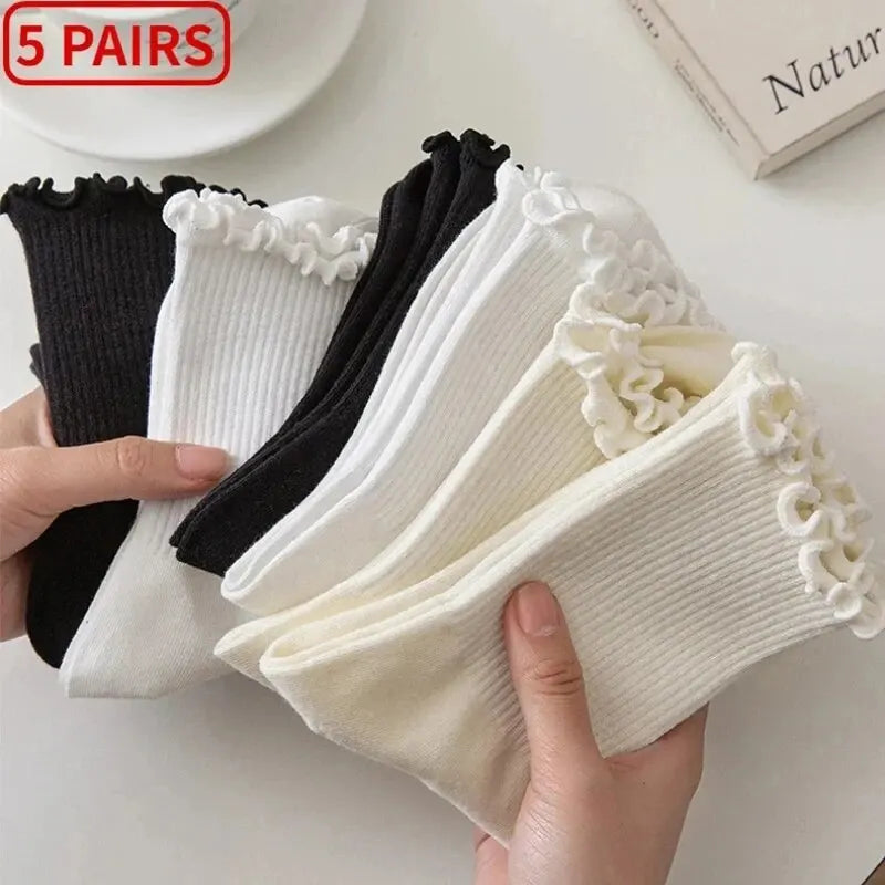 Chaussettes à volants femme – lot 5 paires noir blanc beige tenues en mains – Get ta chaussette
