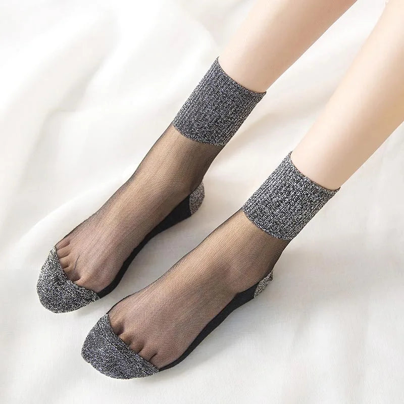 Chaussettes brillantes femme été – portées avec sandales